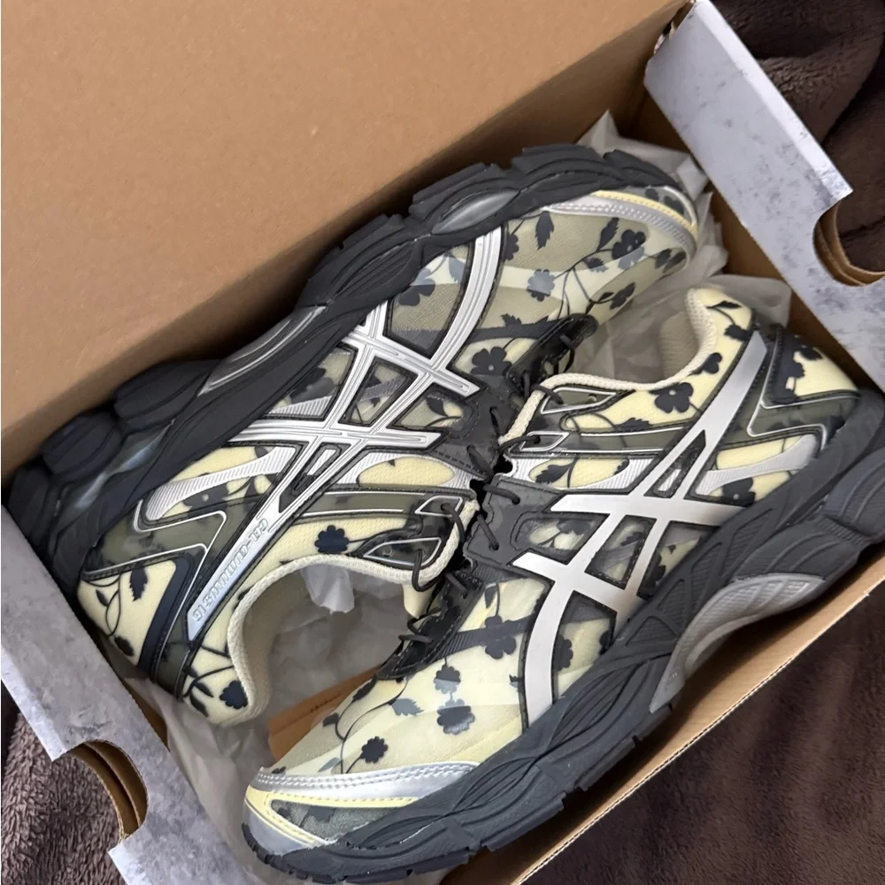 ASICS Floral Pattern Running Sneakers in Cream & Black - Picture 2 of 11
